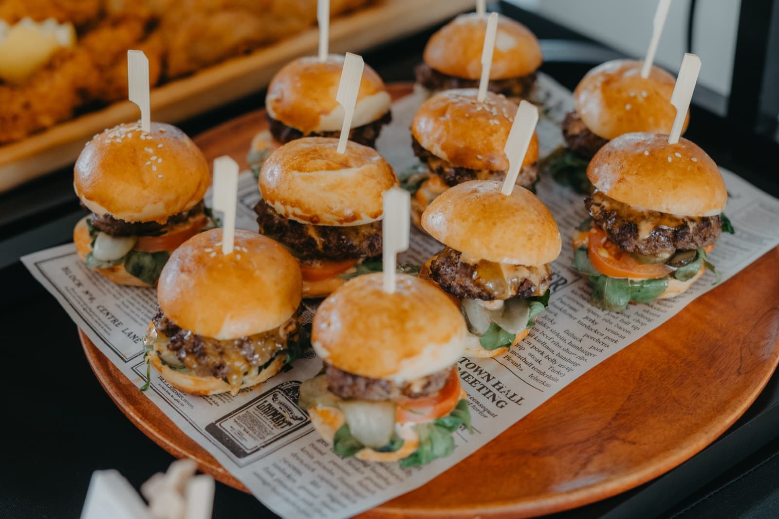 Mini burgery na dřevěném podnose