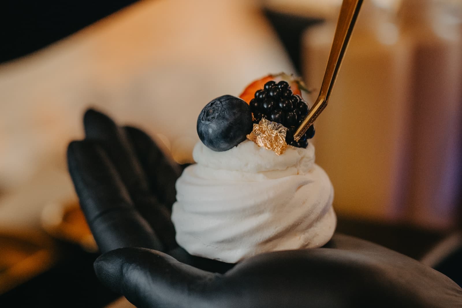 Mini pavlova with blackberry and edible gold