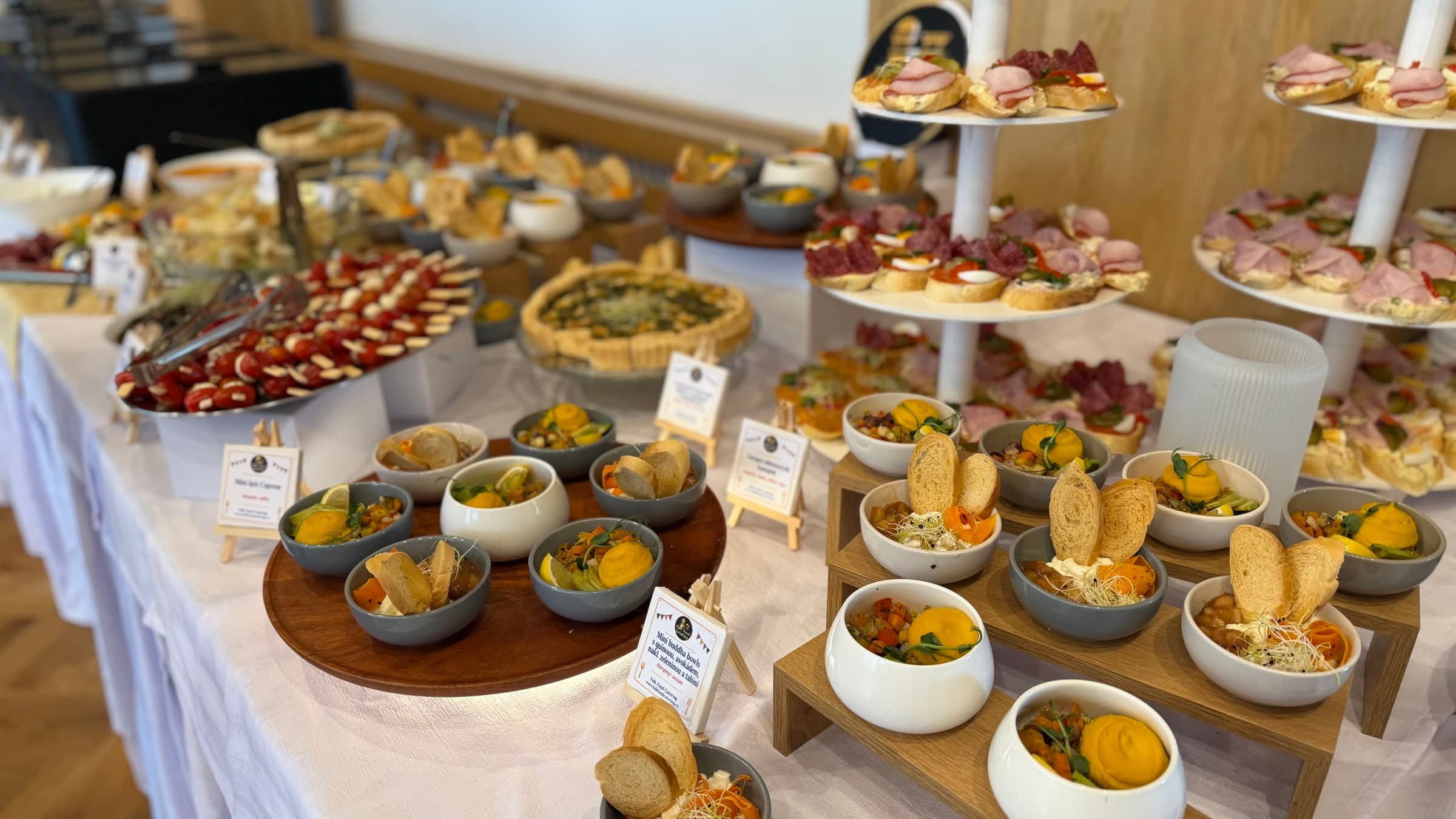 Raut Folk Food Catering s porcovanými saláty, chlebíčky a slanými koláči