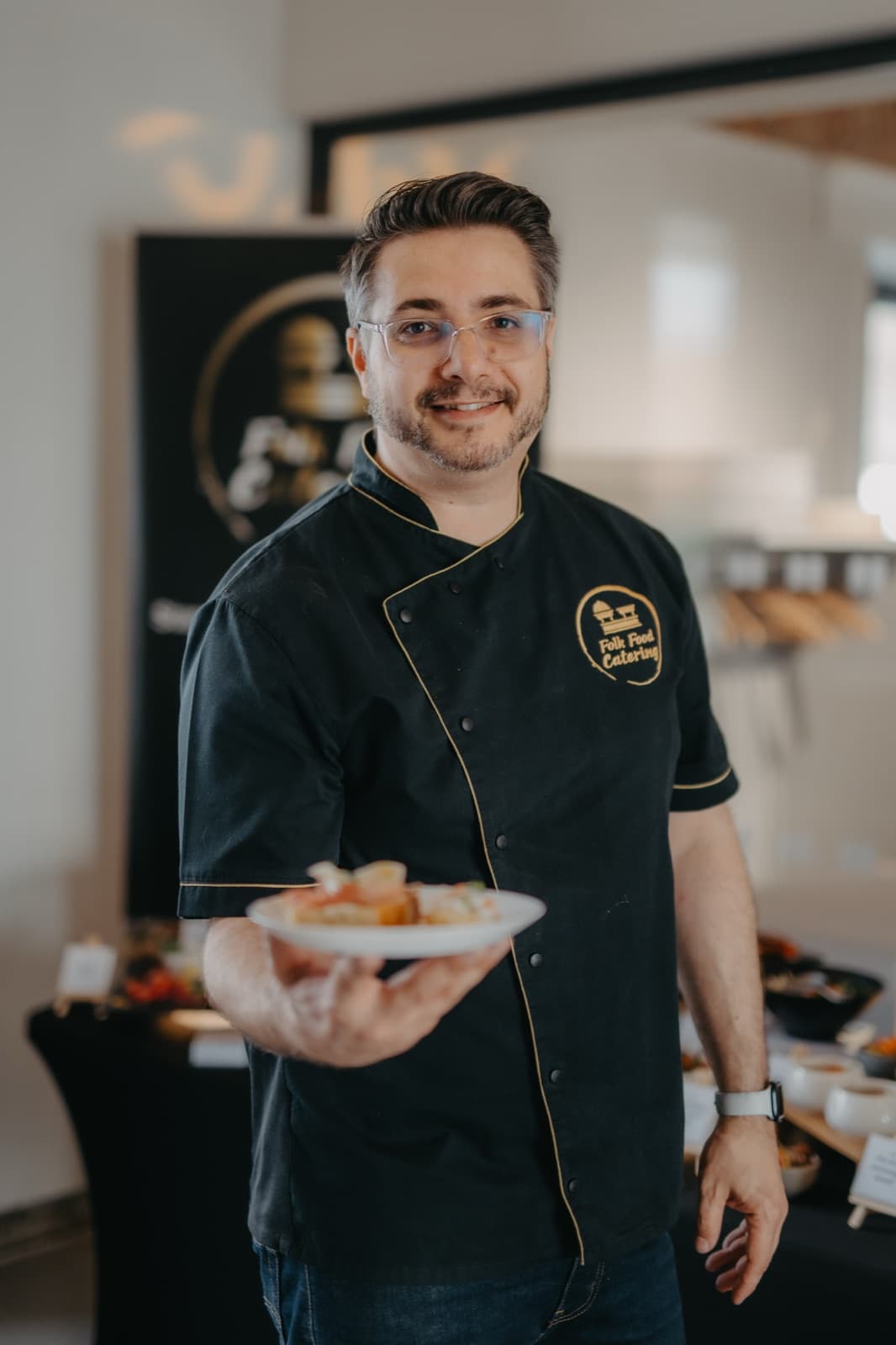 Šéfkuchař podává hotový talíř