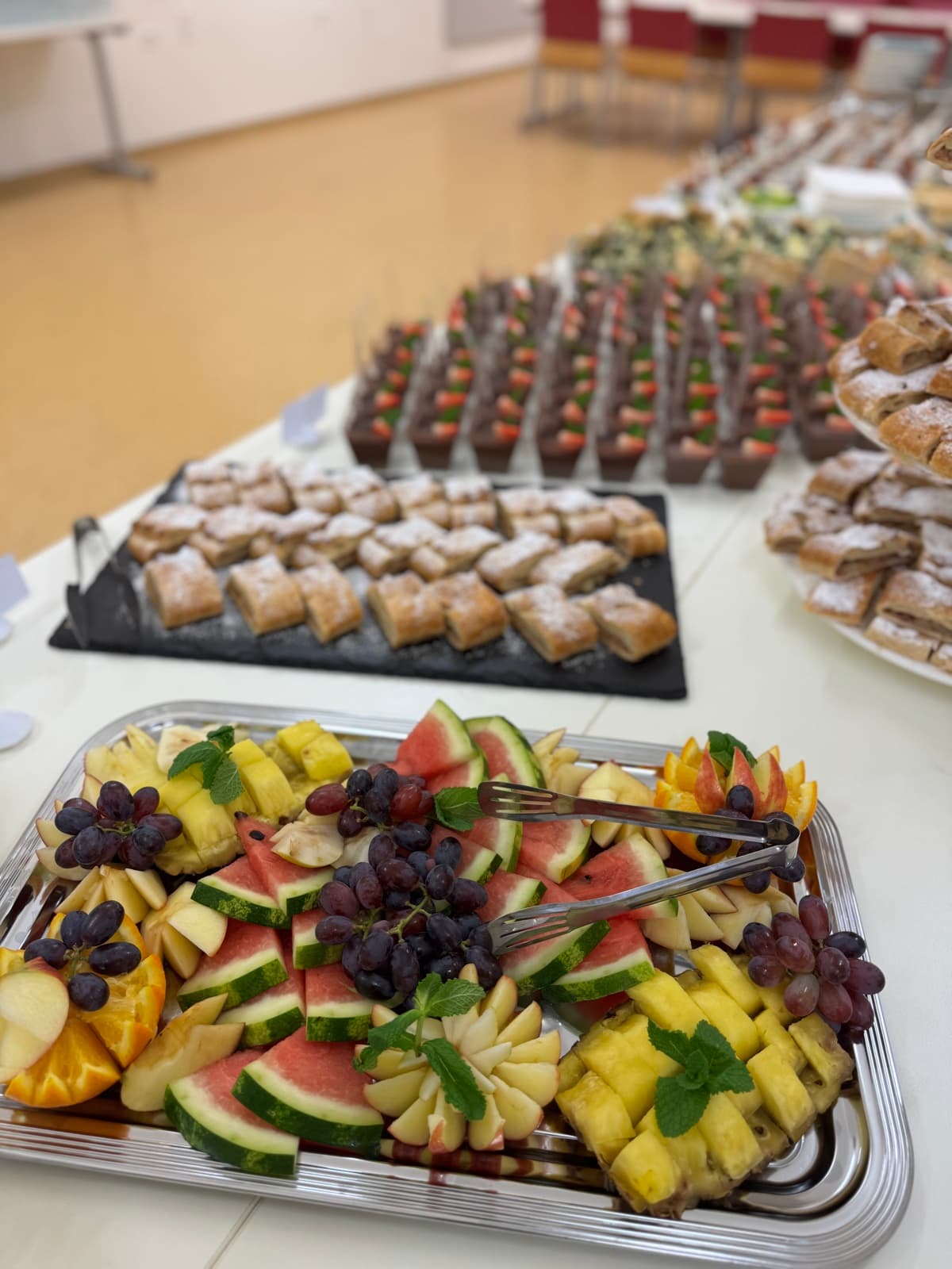 Bohatá ovocná mísa a finger food