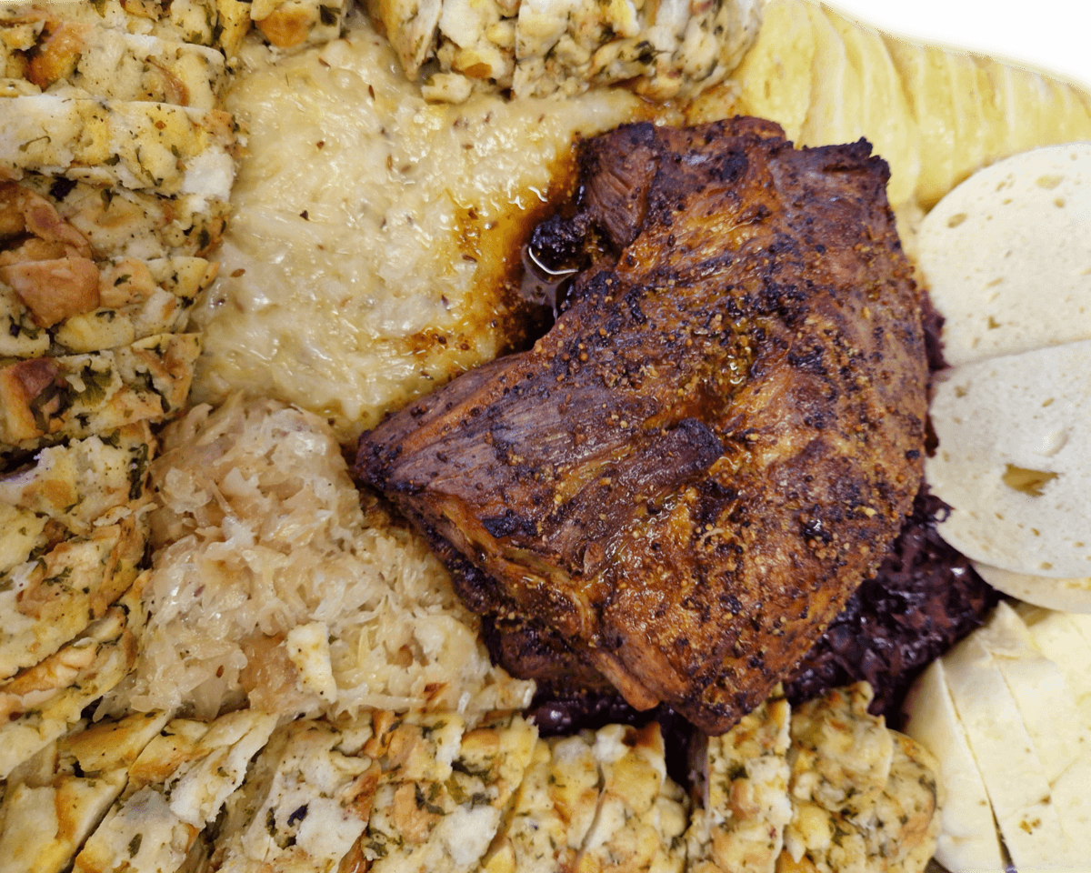 Sharing platter Moravian — Slow-roasted pork neck – 2 kg, Red cabbage with cinnamon – 1 kg, Sautéed cabbage with bacon – 1 kg