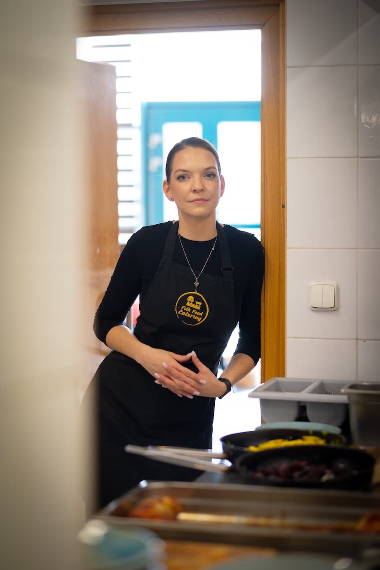 Kuchařka Folk Food Catering při přípravě pokrmů