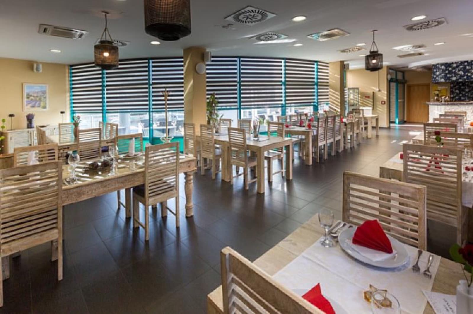 Interiér hlavní restaurace se stoly připravenými k akci