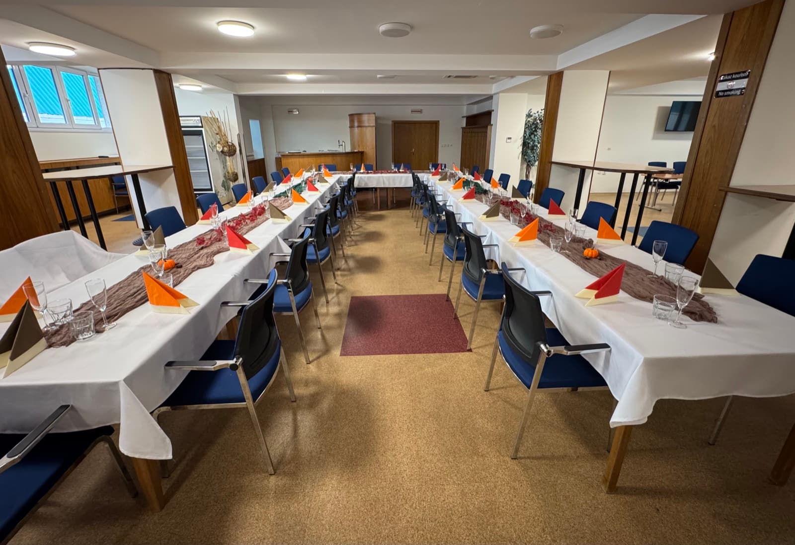 Velký sál restaurace Sareza s prostřenými tabulemi pro 120 hostů