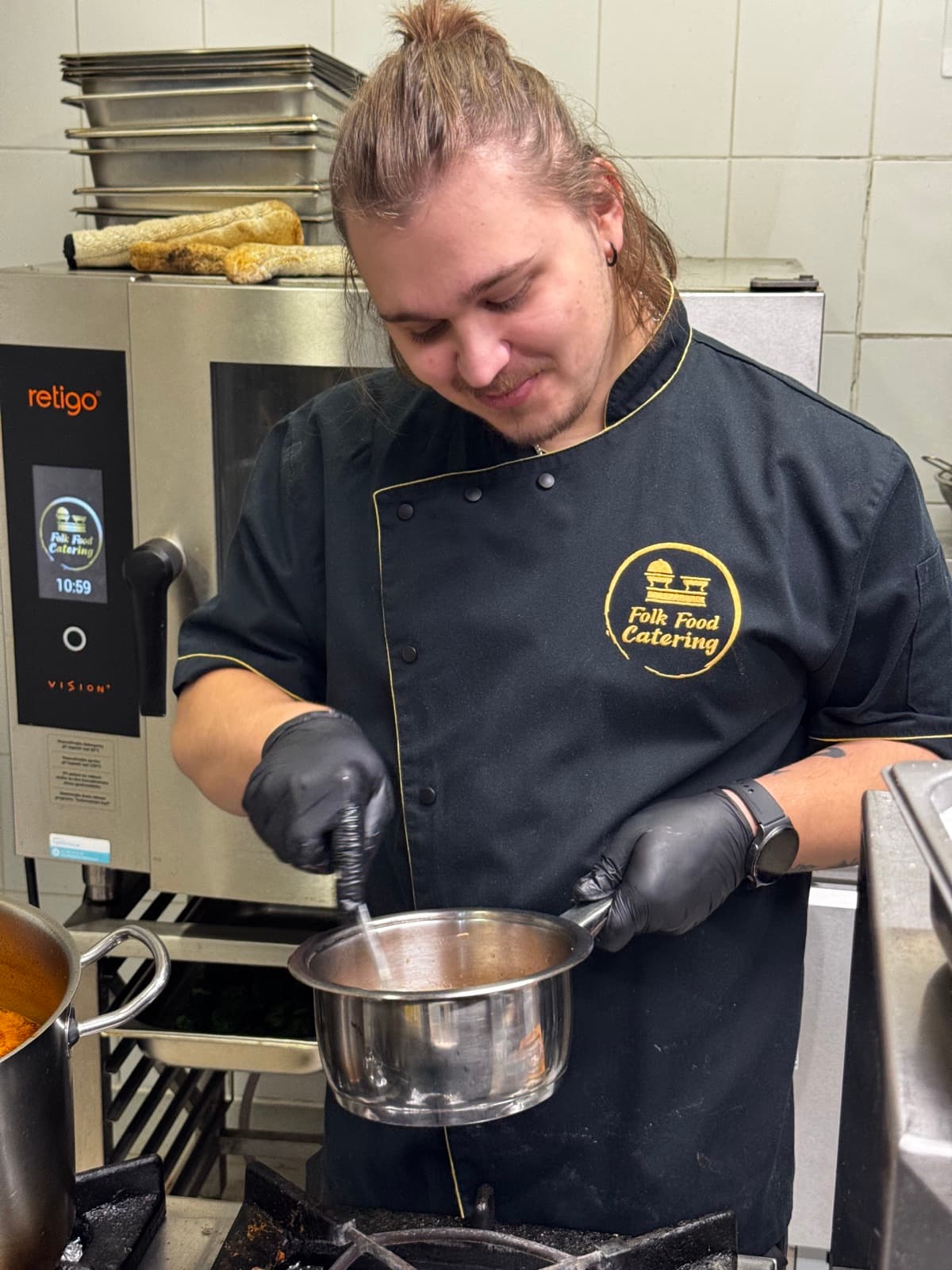 Kuchařka Folk Food Catering při práci