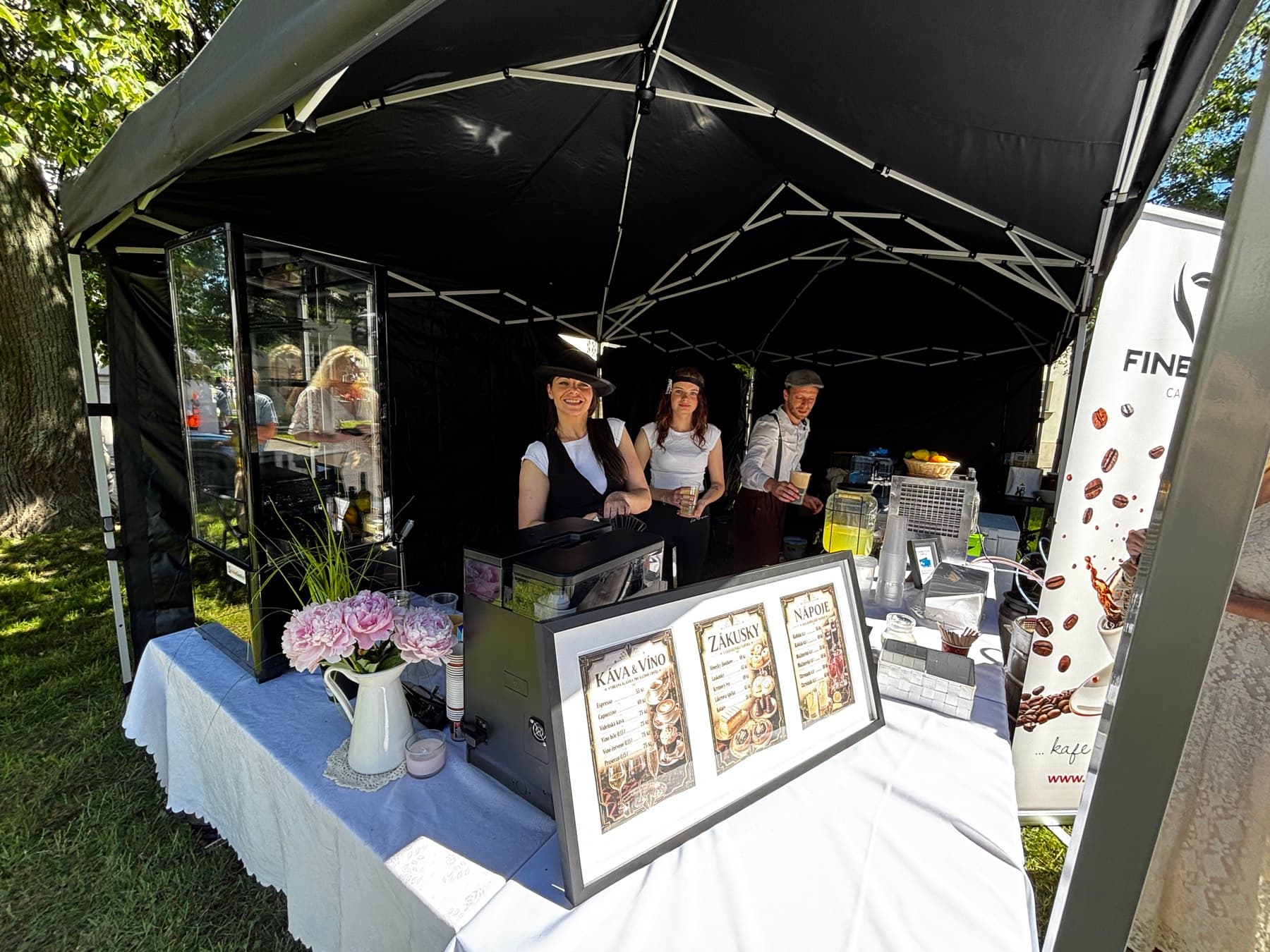 Tým Folk Food Catering u kávového stánku na venkovní akci