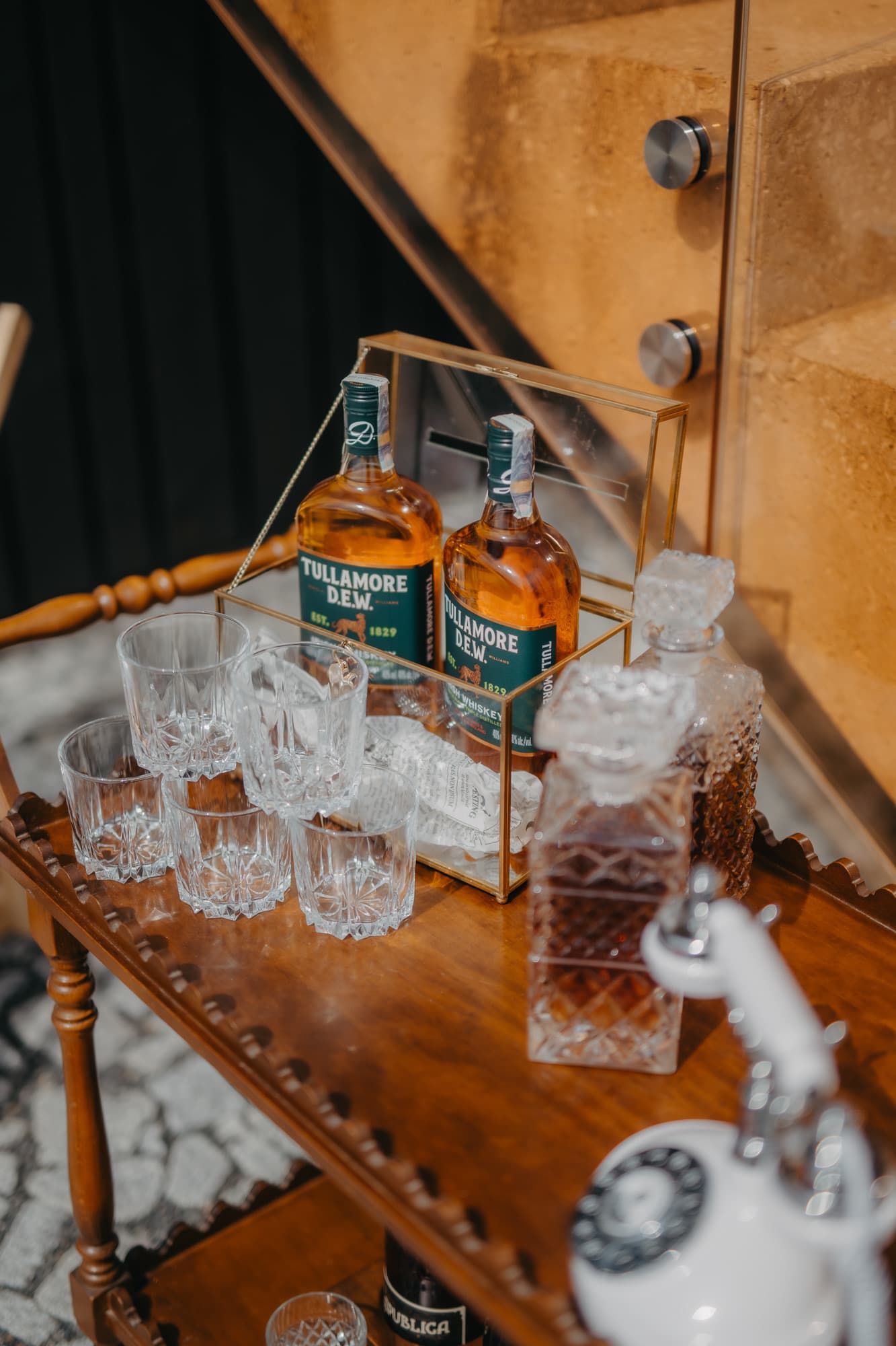 Whiskey koutek s karafou a křišťálovými sklenicemi